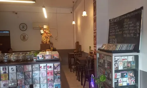 Kenang Sosok Ayah, Warga Semarang Ini Sulap Toko Kaset Pita Jadi Kedai Kopi