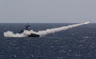 Kapal Perang TNI AL Tembakkan 4 Rudal dalam Latgab TNI di Laut Jawa