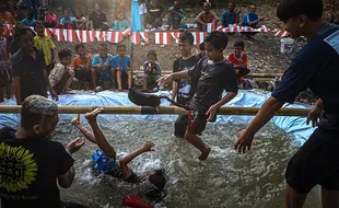 Momen Lucu Lomba Gebuk Guling Meriahkan HUT Kemerdekaan RI di Mojosongo Solo