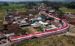 Lorong Bendera Merah Putih 250 Meter Hiasi Jalan Kampung di Tasikmalaya