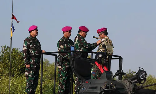 Momen Mahfud MD Terima Brevet Warga Kehormatan Korps Marinir TNI AL