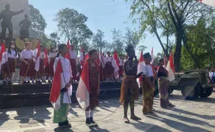 Peringati HUT ke-78 RI, Ratusan Siswa Kibarkan Bendera Merah Putih di Monjari