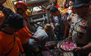 Salat Gaib dan Tabur Bunga Tutup Operasi SAR 8 Penambang Emas di Banyumas