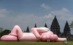 Wow! Ada Patung Raksasa KAWS Lagi Rebahan di Candi Prambanan