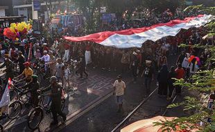 Keren! Ratusan Warga dan Pelajar Bentangkan Bendera Raksasa di CFD Solo