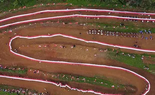 Ribuan Warga Pangandaran Bentangkan Bendera 4.000 Meter Meriahkan HUT ke-78 RI