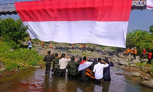 Pelajar di Temanggung Bentangkan Bendera Merah Putih Raksasa Sambut HUT RI