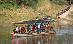 Perahu Penyeberangan Sungai Bengawan Solo di Tuban Kembali Beroperasi