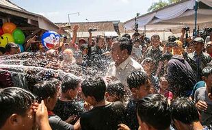 Momen Prabowo Main Air Bareng Anak-anak Usai Resmikan Sumur Bor di Gunungkidul