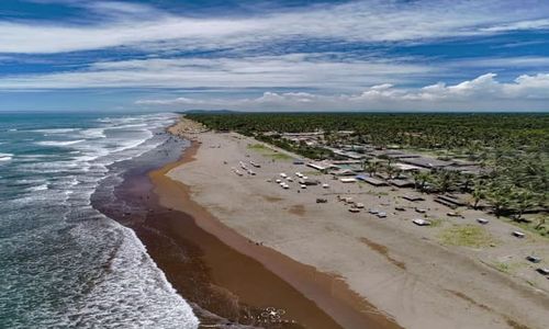 Berselancar hingga Berkuda, Liburan Asyik di Pantai Indah Widarapayung Cilacap