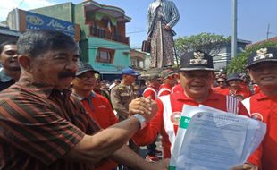 Paguyuban Tjiptoan Serahkan Patung dr Tjipto Mangoenkoesoemo ke Pemkab Semarang