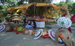 3 Kerajinan Tangan Khas Banyumas, dari Piring Lidi hingga Payung Kertas