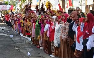 Rela Libur Sehari, Pedagang Pasar Salatiga Ikut Upacara HUT RI dengan Baju Adat