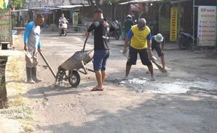 Mulia! Pengusaha Muda di Colomadu Ini Kembali Perbaiki Jalan Pakai Duit Pribadi