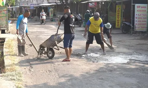 Mulia! Pengusaha Muda di Colomadu Ini Kembali Perbaiki Jalan Pakai Duit Pribadi