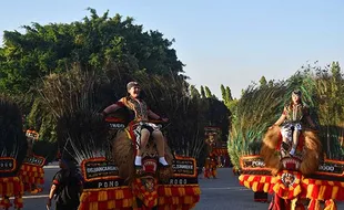 Istimewa! Ratusan Dadak Merak Tampil Kolosal di Alun-alun Ponorogo