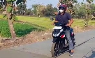 Pengendara Motor Terobos Jalan Cor Basah di Gabugan Sragen, Pekerja Marah-marah