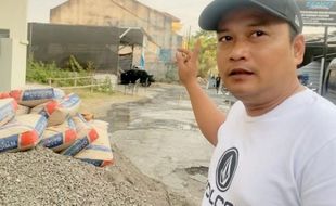 Salut, Developer Colomadu Perbaiki Jalan Rusak Menahun Pakai Duit Pribadi