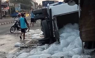 Diseruduk Tronton, Truk Boks Tabrak Warung Hingga Terbalik di Karanganyar