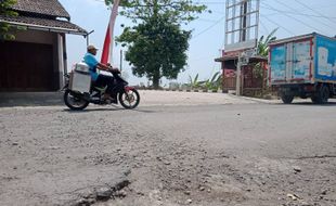 Jalan Rusak, Warga Kerjo Karanganyar Tagih Janji PT Brantas untuk Perbaiki