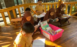 Tingkatkan Minat Baca Siswa, SDIT Nur Hidayah Solo Buat Gazebo Literasi