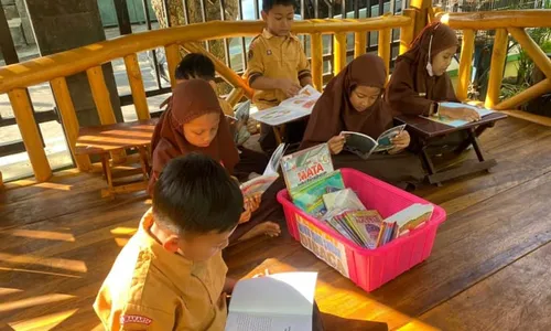 Tingkatkan Minat Baca Siswa, SDIT Nur Hidayah Solo Buat Gazebo Literasi