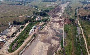 Penampakan Sungai Cipamingkis di Bogor Mengering Dampak Kemarau