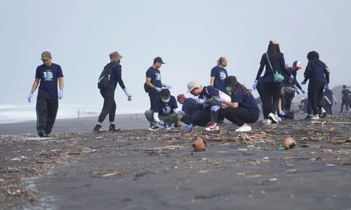 HUT ke-13, Saraswanti Indoland Development Bersih-Bersih Pantai Pelangi