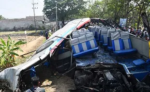 Hancur! Begini Kondisi Bus Eka dan Sugeng Rahayu Pascakecelakaan Maut di Ngawi