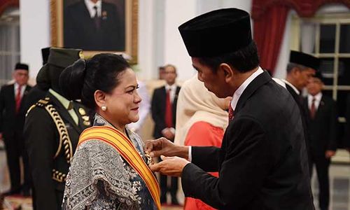 Momen Presiden Jokowi Anugerahkan Bintang Adipradana ke Ibu Negara Iriana