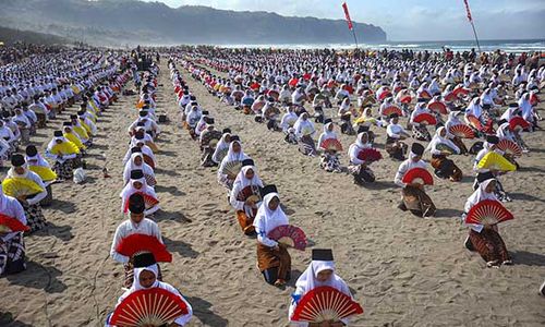 10.000 Pelajar Tampilkan Tari Montro di Pantai Parangkusumo Pecahkan Rekor Muri