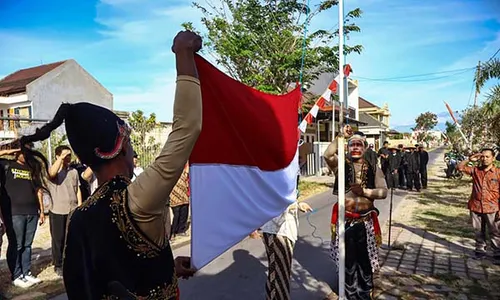 Unik, Petugas Upacara HUT RI di Banyuanyar Solo Kenakan Kostum Punakawan