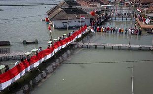 Upacara Peringatan HUT ke-78 RI di Kampung Terendam Banjir Rob Demak