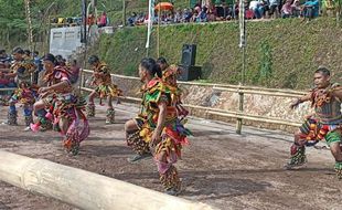 Merti Gunung Mapag Padhang Mbulan di Kemuning Karanganyar Ditonton Turis Asing 