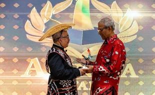 KBRI Singapura Anugerahkan Adinata Awards untuk Dubes Zainul Abidin Rasheed