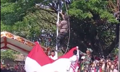 Heroik! Polisi di Juwangi Boyolali Panjat Tiang agar Bendera Bisa Berkibar