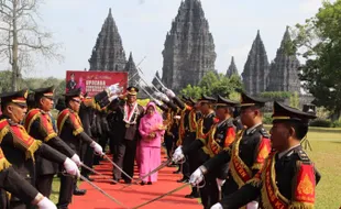 Pensiun, 33 Anggota Polres Klaten Dilepas Pedang Pora Berlatar Candi Prambanan