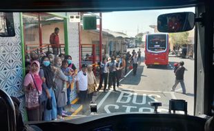 Antusias, Warga Wonogiri Langsung Antre Naik BRT Trans Jateng Solo-Wonogiri