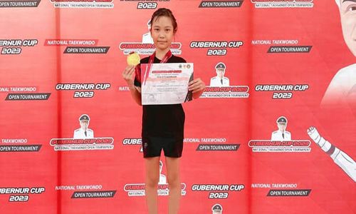 Keren! Kali Pertama Lomba, Celyn Raih Medali Emas di Ajang Taekwondo