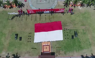 Bendera Merah Putih Jumbo Dibentangkan saat Upacara HUT ke-78 RI di Kota Madiun