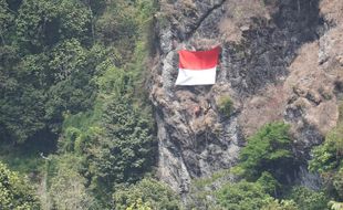 Bendera Merah Putih Raksasa Sukses Dikibarkan di Tebing Kertoembo Madiun