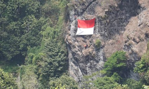 Bendera Merah Putih Raksasa Sukses Dikibarkan di Tebing Kertoembo Madiun