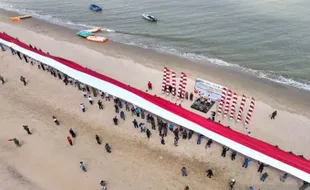 Bendera Raksasa 250 Meter Dibentangkan di Pantai, Butuh 120 Tentara dan Polisi