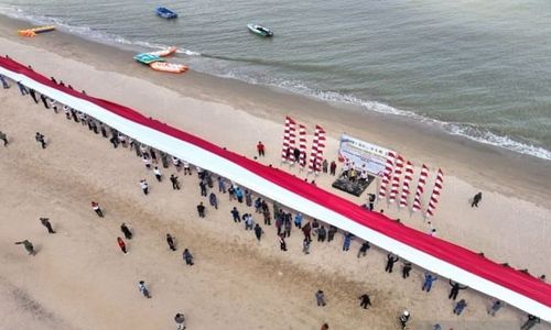 Bendera Raksasa 250 Meter Dibentangkan di Pantai, Butuh 120 Tentara dan Polisi