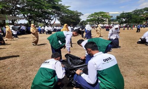 Siswa SMP IT Taqiyya Rosyida Kartasura Lakukan Aksi Bersih Sampah di Ngabeyan