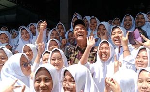 Hebohnya Siswi SMA Al Muayyad Solo Kedatangan Ganjar Pranowo