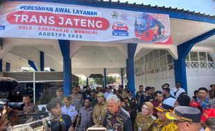 Gubernur Ganjar Pranowo Ingatkan Standar Minimal Kebersihan di BRT Trans Jateng