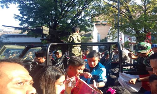 Naik Kendaraan Tempur, Gibran & Jan Ethes Bagi-bagi Susu dan Mainan Anak