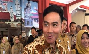 Blusukan, Wali Kota Gibran Tempeli Rumah Warga dengan Stiker Ganjar dan Jokowi