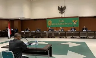 Ngaku Terima Suap Rp300 J karena Tertekan, Hakim Dede Suryaman Tetap Dipecat